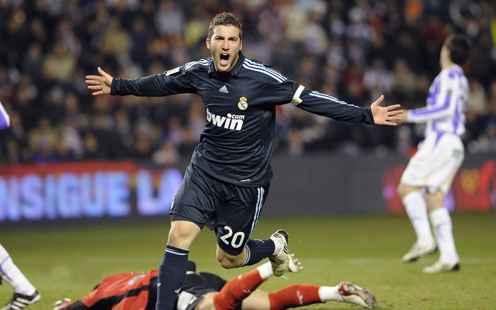 足球盛宴再燃，球队士气高涨争夺胜利，足球盛宴是什么意思